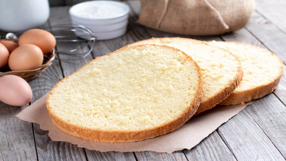 Bolo de aniversário de liquidificador: massa neutra e fofinha que todo recheio ama