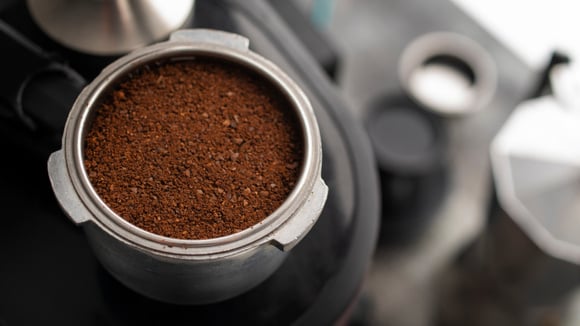 A borra de café é um resíduo muito problemático, mas existe uma solução para evitar que ela acabe em aterros sanitários: transformá-la em concreto
