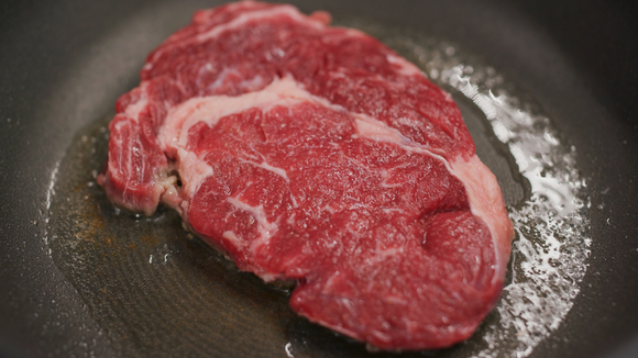 Os chefs concordam: "Para fazer um bife grelhado perfeito, não unte a frigideira, em vez disso, pincele a carne com óleo."