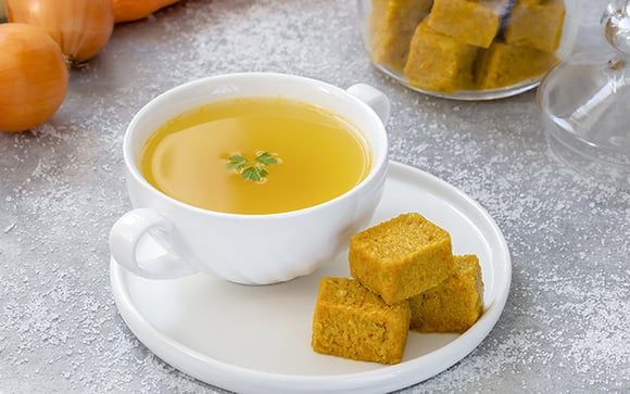 Pare de comprar caldo pronto! Aprenda a fazer cubinhos de caldos caseiros em passos simples e tenha-os sempre à mão no congelador