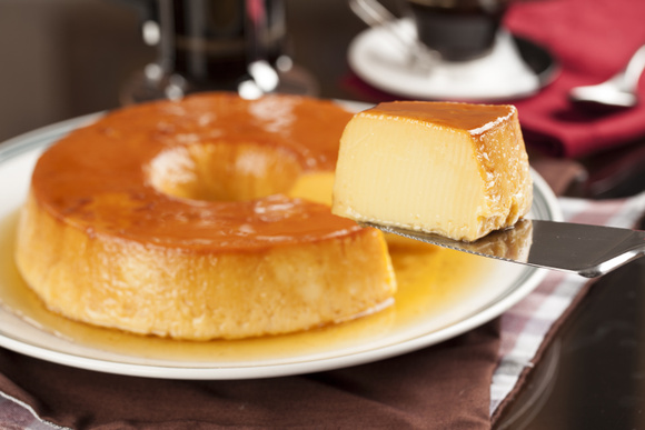 Pudim de caramelo: sobremesa com 4 ingredientes cremosa que derrete na boca