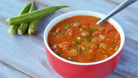 Odeio jiló, mas amei essa receita de sopa de legumes com esse ingrediente deixou tudo ainda melhor: o gosto forte dele deu um toque especial!