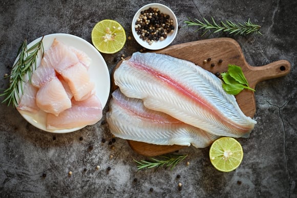 Parece inofensivo, mas esse costume na hora de temperar o frango ou o peixe pode acabar com sua receita