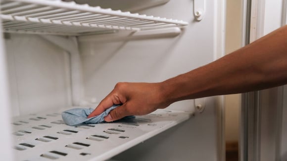 Uma vez que o gelo derreteu, limpe e seque bem o compartimento antes de religar o aparelho (Créditos: Shutterstock)