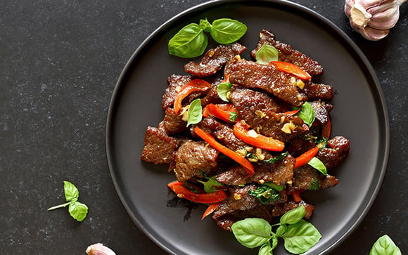 O segredo chinês para deixar a carne extremamente macia é um ingrediente que você já tem em casa (e a carne ainda doura mais fácil!)