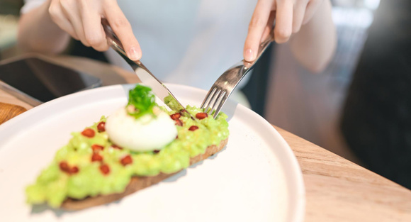 5 alimentos que ajudam a dormir melhor e como incluí-los na rotina