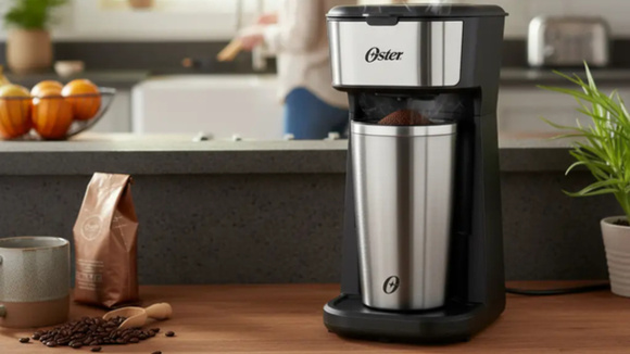 Quando uma xícara não é suficiente: cafeteira Oster prepara até 400 ml de café de uma vez por menos de R$ 200