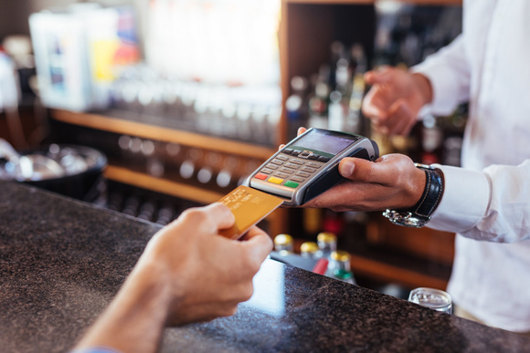 Comer menos e pagar mais caro? Restaurantes cobram taxa extra por motivo absurdo! Vem entender a polêmica!