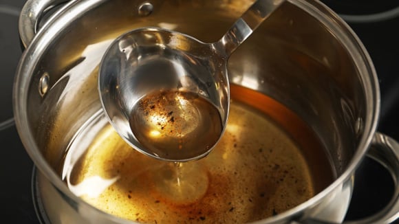 Coletor de lixo revela o erro que muita gente comete ao descartar óleo de cozinha: descubra no TudoGostoso como fazer do jeito certo