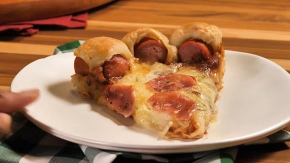 Quem inventou essa pizza de cachorro-quente merece um prêmio: virou o lanche de fim de semana preferido da minha família