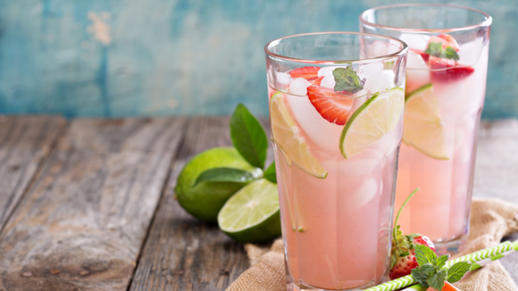 Suco de morango com limão muito refrescante com cubos de gelo, hortelã e fatias das frutas (Créditos: Shutterstock)
