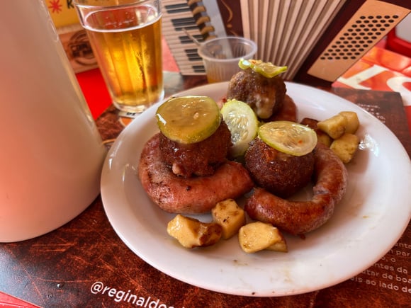 Linguiça, bolinho de carne de sol e maxixe do Reginaldo's Bar. (Foto: Marianna Ferreira/TudoGostoso)