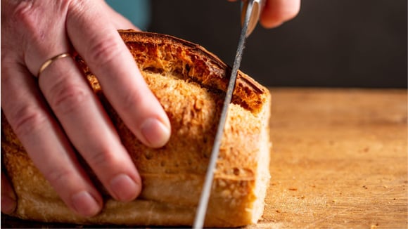 Congelar o pão fatiado economiza tempo e facilita o descongelamento (Créditos: Shutterstock)