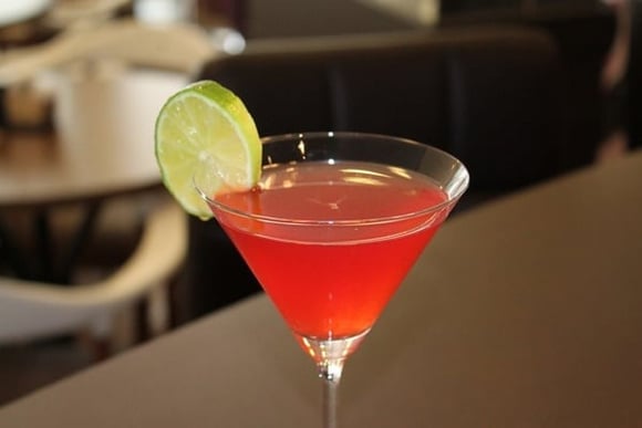 O cosmopolitan é o drink de Carnaval que já vem colorido para a festa (Créditos: TudoGostoso)