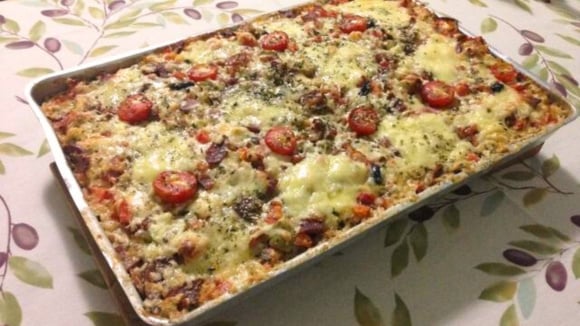 Pizza de tabuleiro da vovó que sempre tinha nos aniversários quando eu era criança virou o lanche preferido do meu filho: massa fofinha derrete na boca