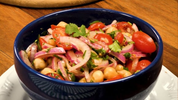 A salada de grão-de-bico é prática e pode ser feita com legumes que quiser, como tomate e cebola (Créditos: TudoGostoso)