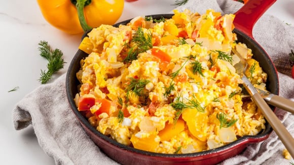 Os vegetais podem ser adicionados durante o preparo dos ovos na frigideira ou apenas na hora de servir (Créditos: Shutterstock)