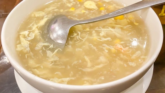 O caldo de ovos mostra que você não precisa de carnes para ter uma boa refeição (Créditos: Shutterstock)