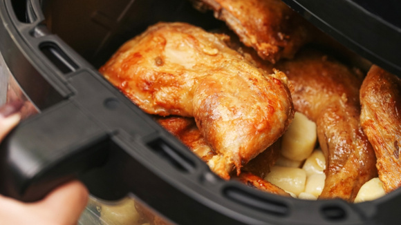 A cozinha agradece: air fryer da Elgin por menos de R$ 200 para facilitar a rotina