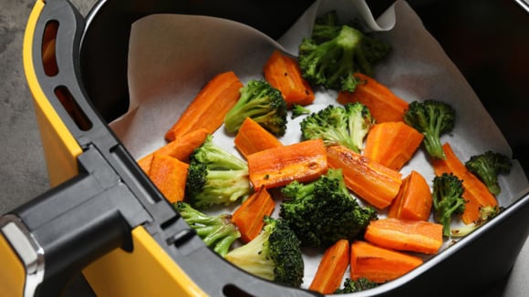 Vegetais sendo levados para assar na airfryer (Créditos: Shutterstock)
