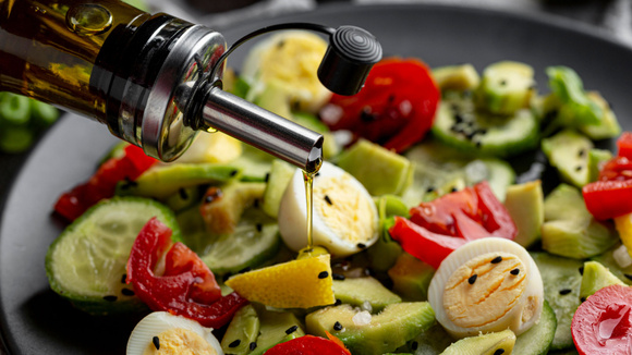 10 benefícios cientificamente comprovados: por que você deve adicionar um fiozinho de azeite à sua alimentação diária