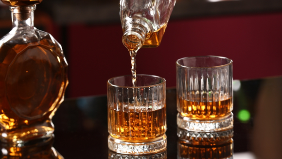 Whisky tem prazo de validade? Descubra quanto tempo a bebida dura depois de aberta e como armazenar