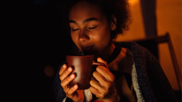 Tomar um chá morno ou um copo d'água antes de dormir pode ajudar a reduzir a irritação na garganta (Créditos: Shutterstock)