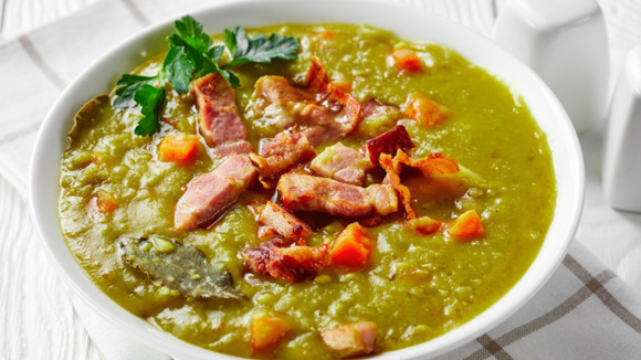 Estou o dia inteiro pensando nessa sopa de ervilha com linguiça que vou fazer assim chegar do trabalho: essa é a melhor receita caseira pra dias frios