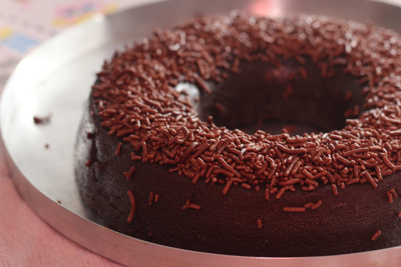 Com apenas 4 ingredientes, faça esse brigadeirão cremoso sem forno maravilhoso: nunca sobra nem uma fatia quando faço!