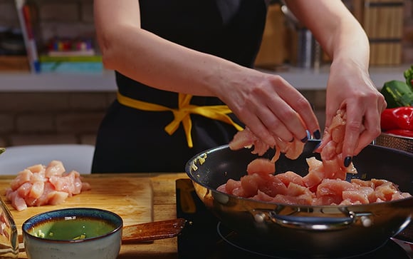 7 erros que você comete na hora de temperar peito de frango que deixam sem gosto e seco