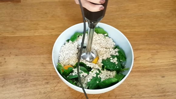 Você pode um mixer, liquidificador ou processador de alimentos para fazer a massa (Créditos: Reprodução / YouTube @NutricionistaPatriciaLeite) 