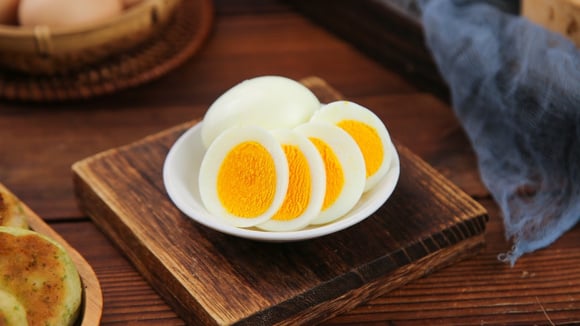 Ovos, milho e legumes cozidos sem panela: cozedor elétrico portátil está pela metade do preço
