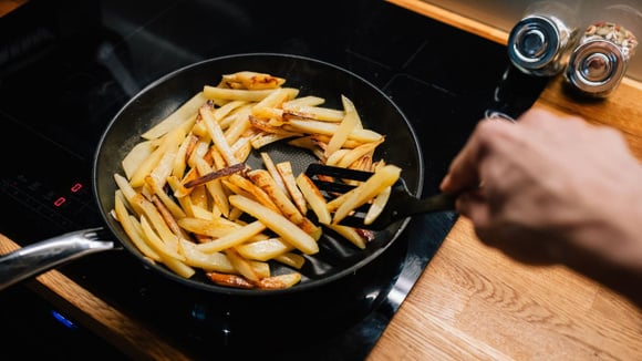 A frigideira é uma das melhores alternativas na hora de reaquecer as batatas fritas do dia anterior (Créditos: Shutterstock)