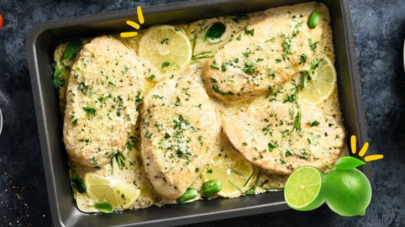 Peito de frango com limão é um jantar fácil pra comer durante a semana: cuidado pra não errar o lado da pele na assadeira
