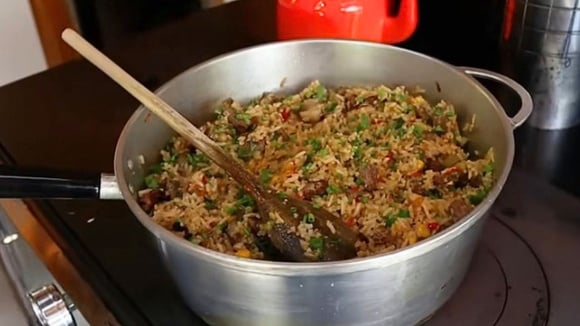 Feito em uma panela só, esse arroz carreteiro aproveita as sobras de churrasco para uma refeição completa, prática e saborosa (Créditos: Reprodução/Receitas de Pai/YouTube)
