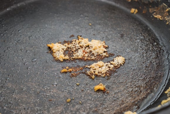 Com água quente, bicarbonato e detergente, a crosta de queijo se desprende com muito menos esforço. (créditos: Shutterstock)