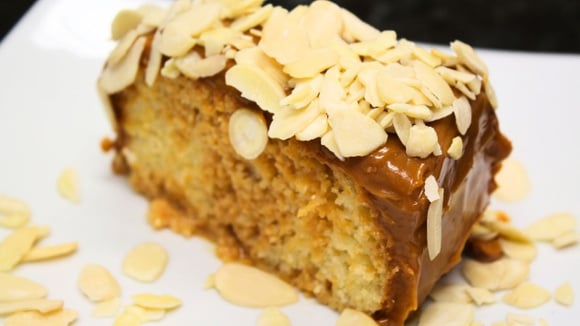 Receita de bolo de doce de leite molhadinho no liquidificador rápida e fácil é o que falta para o seu dia ficar perfeito