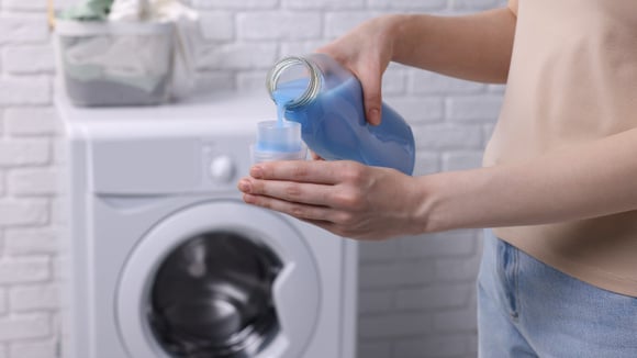 Aumentar ou exagerar na quantidade de amaciante não deixa as roupas mais cheirosas (Créditos: Shutterstock)