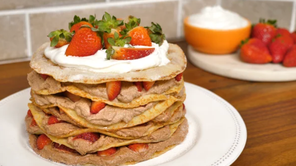 Você precisa testar essa torta doce com massa de panqueca, fica bem recheada e é simples de fazer