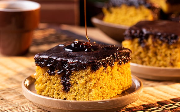 Cientista brasileira ensina como fazer calda de chocolate durinha para bolo de cenoura: é muito mais fácil do imaginava!
