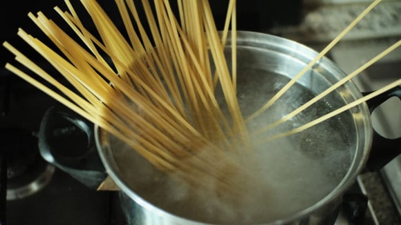 Para que serve colocar sal grosso no macarrão? TudoGostoso explica o truque usado pelos italianos