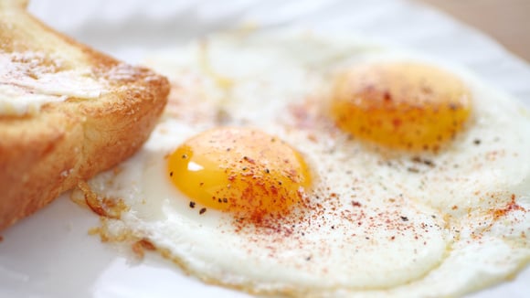 Ovos fritos ficam ainda mais saborosos se você parar de usar a frigideira e optar pelo método preferido dos chefs