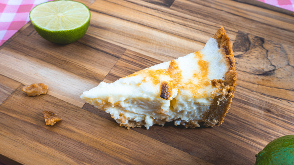 Sem forno, sem gelatina e sem leite condensado: receita fácil de torta de limão tem um truque para ficar bem estruturada e ingrediente secreto para um sabor único