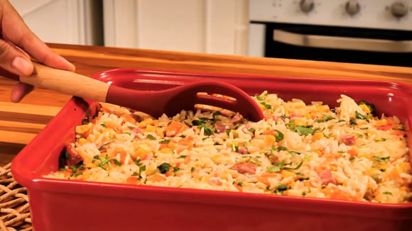 Aproveite o arroz que você já tem pronto para fazer essa receita (Créditos: TudoGostoso)