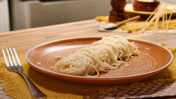 Receita de macarrão cacio e pepe é MUITO fácil e BARATA: vem aprender como fazer essa delícia!