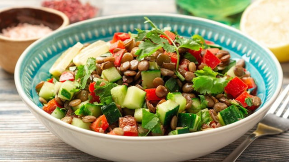 A salada de lentilhas vai te deixar babando. (Créditos: Shutterstock)