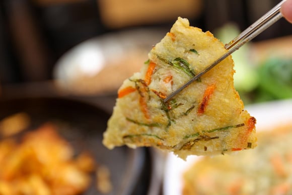 A própria batata libera o amido necessário para dar liga e deixar a panqueca dourada. (créditos: Shutterstock)