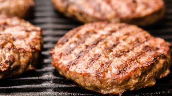 Esse hambúrguer caseiro combina perfeitamente com o lanche da tarde ou jantar (Créditos: Shutterstock)