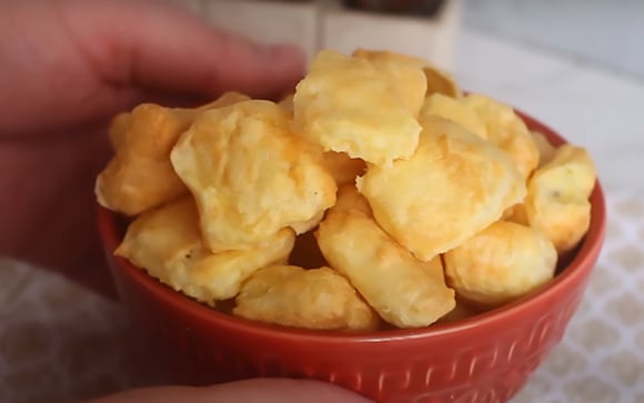 Almofadinha de tapioca crocante: receita fácil e simples pra inovar no lanche ou café da manhã