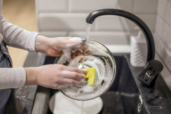 Sua esponja de lavar louça pode colocar sua vida em risco! Veja os cuidados necessários ao utilizar o item de cozinha